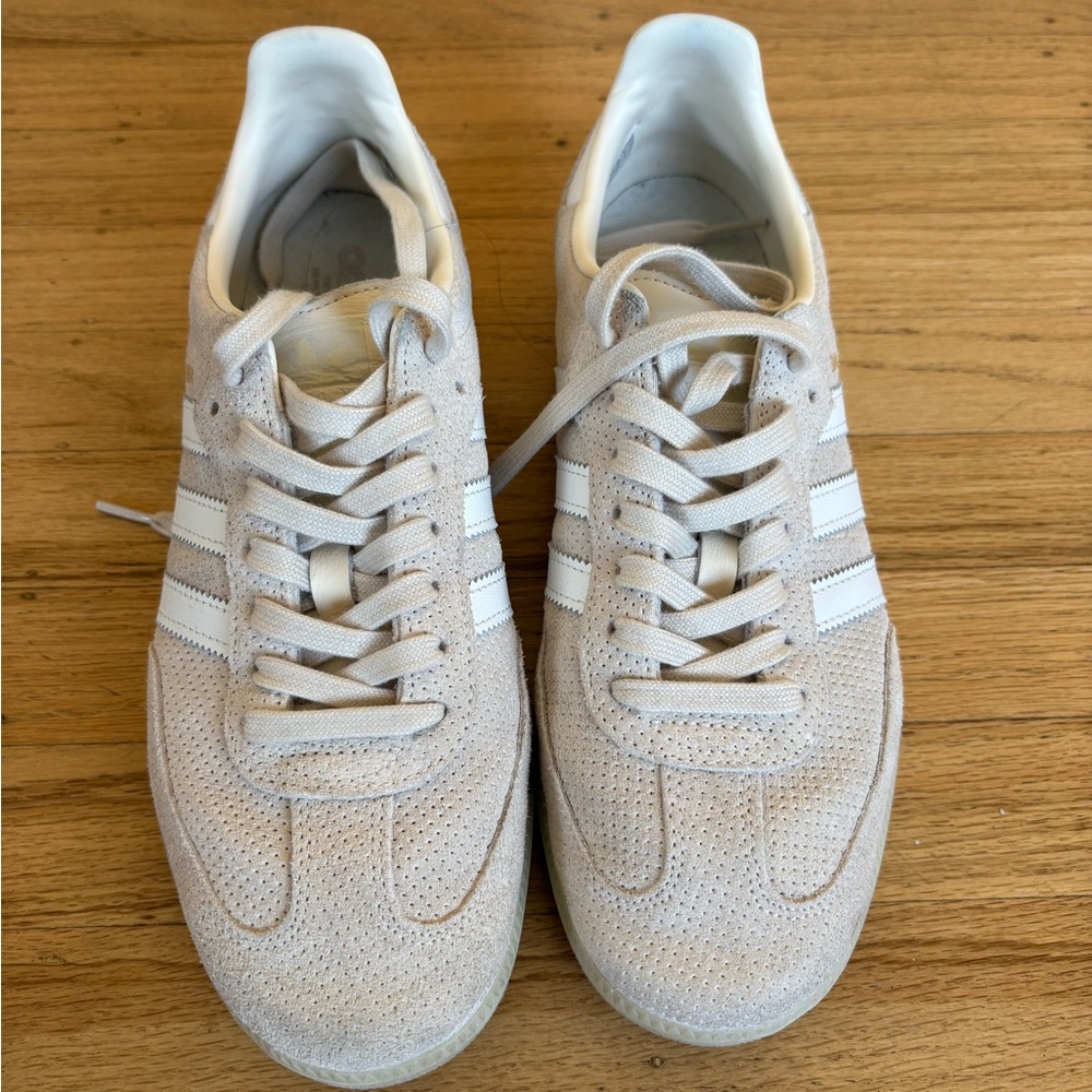 Wonder White / Core White / Linen Green Adidas Samba in Suede